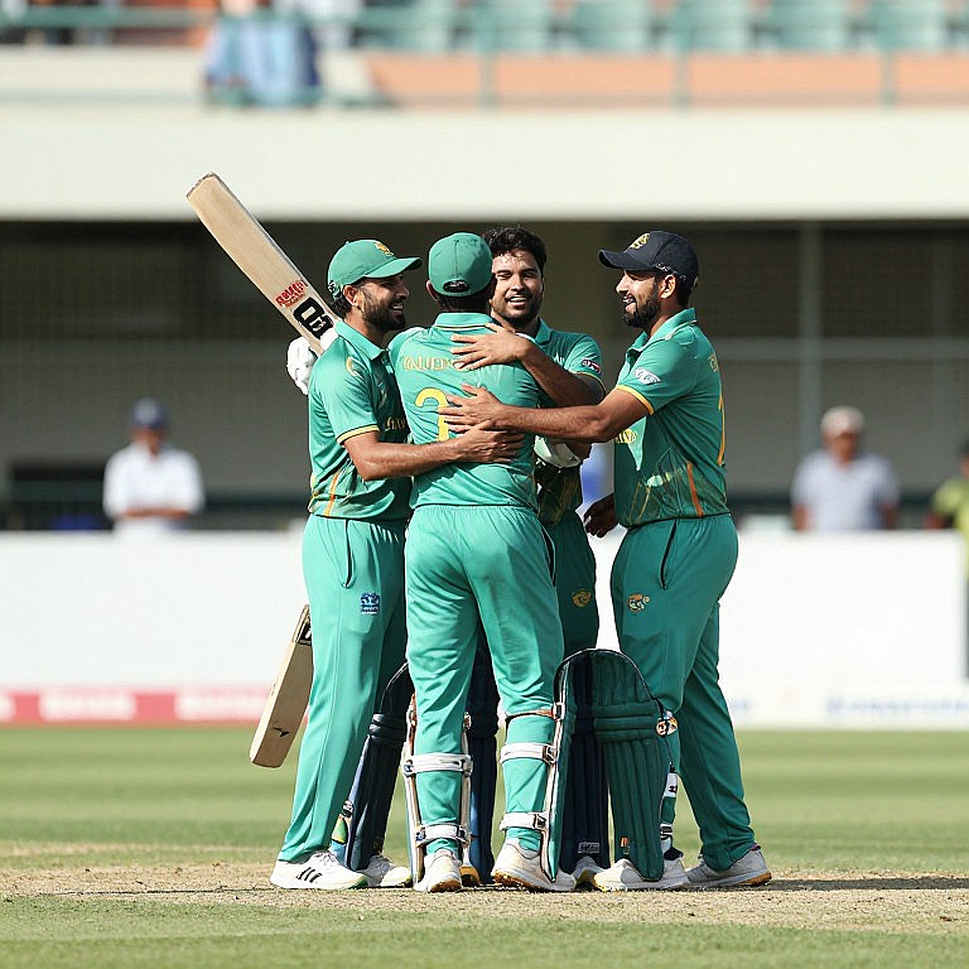 ডারবানে চার পেসারের প্রত্যাবর্তন, আর একটি বইয়ের ছায়া